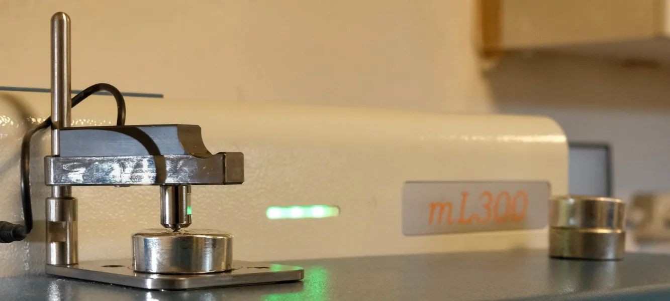 Optisches Emissionsspektrometer mit Legierungsprobe im Dickmann-Labor